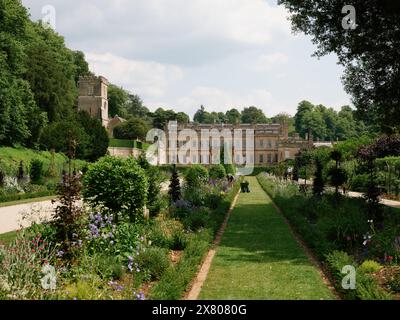 Jardiniers bénévoles lors d'une belle journée d'été à Dyrham Park Baroque English Country House and Garden, Dyrham, South Gloucestershire, Angleterre Royaume-Uni Banque D'Images