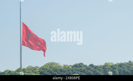 Baissez le drapeau turc à l'anniversaire de la mort en Berne d'Ataturk ou le 10 novembre. Banque D'Images