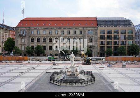 Berlin, Allemagne. 22 mai 2024. De grandes parties du Gendarmenmarkt autour du monument Schiller ont été recouvertes de nouvelles dalles de pierre. Pendant les travaux de rénovation et de modernisation, la place historique du centre de Berlin sera dotée d’une nouvelle infrastructure souterraine et d’un système moderne de gestion des eaux pluviales. Une fois les travaux de génie civil terminés, un nouveau pavage en pierre naturelle sera posé sur la place. Crédit : Soeren Stache/dpa/Alamy Live News Banque D'Images