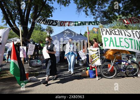 12 mai 2024, Palo Alto, Californie, États-Unis : parents pour la Palestine signe le vélo devant des tentes et des drapeaux palestiniens au campement pro-palestinien à l'Université de Stanford le 12 mai 2024. (Crédit image : © Amy Katz/ZUMA Press Wire) USAGE ÉDITORIAL SEULEMENT! Non destiné à UN USAGE commercial ! Banque D'Images