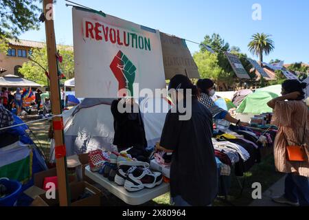 12 mai 2024, Palo Alto, Californie, États-Unis : signe de révolution avec poing sur une table avec des vêtements au camp Pro-Palestine à l'Université de Stanford le 12 mai 2024. (Crédit image : © Amy Katz/ZUMA Press Wire) USAGE ÉDITORIAL SEULEMENT! Non destiné à UN USAGE commercial ! Banque D'Images