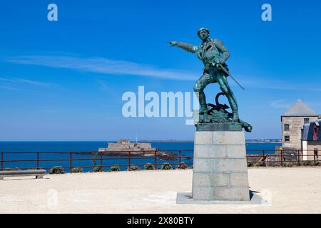 Saint-Malo, France - 02 juin 2020 : Monument au Surcouf par Caravanniez érigé en face de la Tour Bidouane en 1903. Banque D'Images