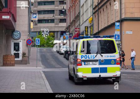 Stockholm, Suède - 22 juin 2019 : une camionnette de police patrouille dans le centre-ville. Banque D'Images