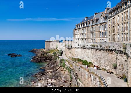 Saint-Malo, France - 02 juin 2020 : la Tour Bidouane est l'une des défenses des remparts de Saint-Malo. Banque D'Images