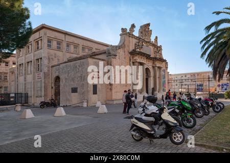 Toulon, France - 24 mars 2019 : le Musée National maritime de Toulon est installé depuis 1981 à côté de la Tour de l'horloge dans l'arsenal, l'un des th Banque D'Images