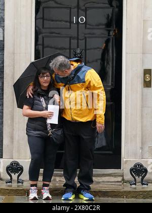 Figen Murray, mère de Martyn Hett, victime de l'attentat à la bombe de Manchester Arena, arrive à Downing Street, Londres avec son mari Stuart, pour remettre une lettre au numéro 10 sur la loi de Martyn, après sa marche de 200 km vers Londres depuis l'endroit où son fils a été tué à Manchester. Martyn's Law est nommé en hommage à l'homme de 29 ans qui était l'une des 22 personnes tuées à la fin d'un concert d'Ariana Grande en mai 2017, et exigerait que les sites et les autorités locales du Royaume-Uni aient des plans de prévention contre les attaques terroristes. Date de la photo : mercredi 22 mai 2024. Banque D'Images