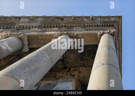 Temple GARNI : site archéologique de Garni en Arménie, janvier 2024 V., décorations de fronton du temple Garni, colonnes et capitales, vue latérale depuis le socle. Banque D'Images