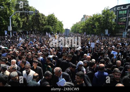 Téhéran, Iran. Téhéran, Iran. 22 mai 2024. Des Iraniens assistent à une cérémonie funéraire du regretté président Ebrahim Raisi et de ses compagnons tués dans un accident d'hélicoptère dimanche dans une région montagneuse du nord-ouest du pays, à Téhéran. Crédit : ZUMA Press, Inc/Alamy Live News Banque D'Images