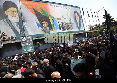 Téhéran, Iran. Téhéran, Iran. 22 mai 2024. Des Iraniens assistent à une cérémonie funéraire du regretté président Ebrahim Raisi et de ses compagnons tués dans un accident d'hélicoptère dimanche dans une région montagneuse du nord-ouest du pays, à Téhéran. Crédit : ZUMA Press, Inc/Alamy Live News Banque D'Images