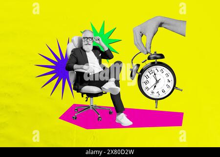 Composite tendance dessin d'image de photo collage de photo de fond jaune vieilli homme professeur assis fauteuil main tenir horloge date limite tictac Banque D'Images