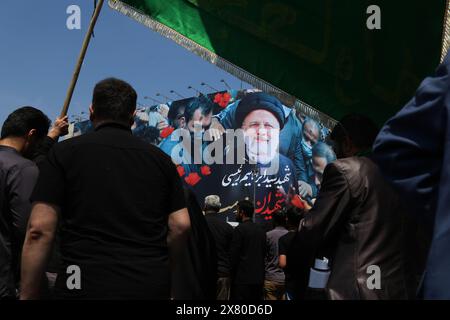 Téhéran, Iran. Téhéran, Iran. 22 mai 2024. Des Iraniens assistent à une cérémonie funéraire du regretté président Ebrahim Raisi et de ses compagnons tués dans un accident d'hélicoptère dimanche dans une région montagneuse du nord-ouest du pays, à Téhéran. Crédit : ZUMA Press, Inc/Alamy Live News Banque D'Images