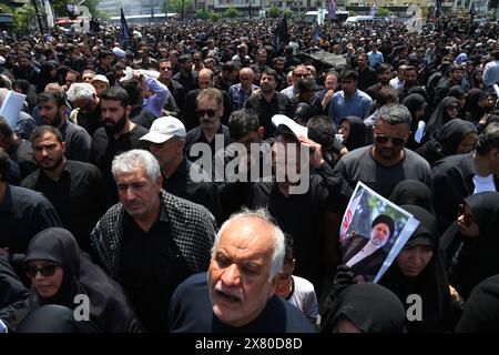 Téhéran, Iran. Téhéran, Iran. 22 mai 2024. Des Iraniens assistent à une cérémonie funéraire du regretté président Ebrahim Raisi et de ses compagnons tués dans un accident d'hélicoptère dimanche dans une région montagneuse du nord-ouest du pays, à Téhéran. Crédit : ZUMA Press, Inc/Alamy Live News Banque D'Images