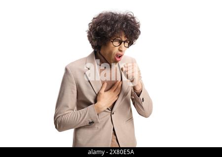 Jeune homme avec des cheveux bouclés toussant isolé sur fond blanc Banque D'Images