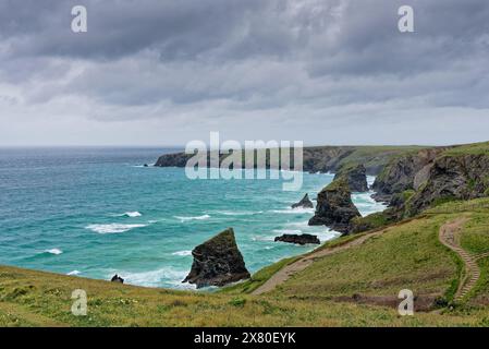 Le littoral de Bedruthan marches Nord Cornwall par un jour de printemps orageux Angleterre Royaume-Uni Banque D'Images