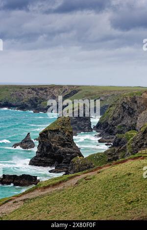 Le littoral de Bedruthan marches Nord Cornwall par un jour de printemps orageux Angleterre Royaume-Uni Banque D'Images