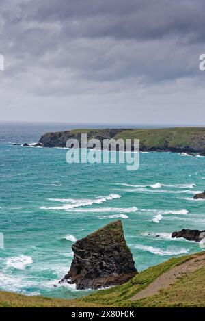 Le littoral de Bedruthan marches Nord Cornwall par un jour de printemps orageux Angleterre Royaume-Uni Banque D'Images