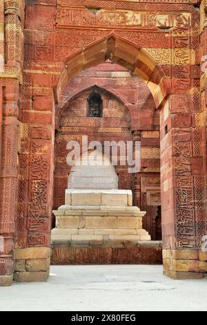 Tombe d'Iltutmish, Qutb Minar Complex, New Delhi, Inde Banque D'Images