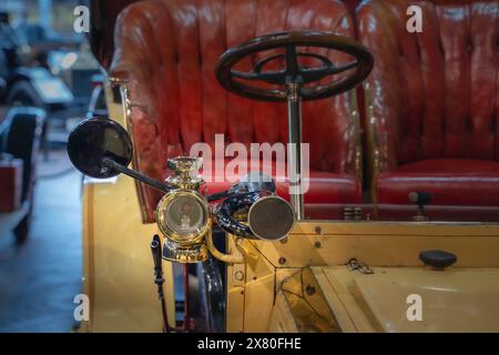 Gros plan sur les vieilles lumières et avertisseurs sonores d'une voiture d'époque exposée au National Motor Museum de Beaulieu dans la New Forest, dans le sud de l'Angleterre Banque D'Images