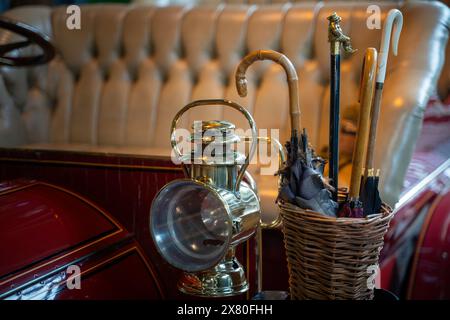 Gros plan sur les vieilles lumières et avertisseurs sonores d'une voiture d'époque exposée au National Motor Museum de Beaulieu dans la New Forest, dans le sud de l'Angleterre Banque D'Images