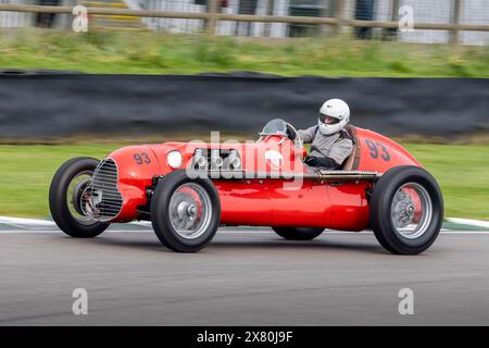 Alex Simpson dans l'Alvis 'Goodwin Special' 1948 pendant la Parnell Cup. 2024 Goodwood 81e réunion des membres, Sussex, Royaume-Uni Banque D'Images