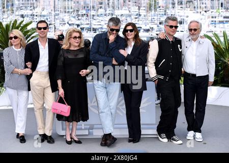 Cannes, France. 22 mai 2024. Cannes, 77ème Festival de Cannes 2024 Photocall film “Marcello Mio” sur la photo : Christophe Honoré, Melvil Poupaud, Chiara Mastroianni, Catherine Deneuve, Benjamin Biolay, Nicole Garcia, Fabrice Luchini crédit : Agence photo indépendante/Alamy Live News Banque D'Images