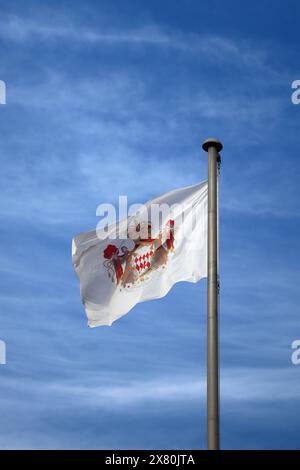 Drapeau de la Principauté de Monaco sur le château de Grimaldi Banque D'Images