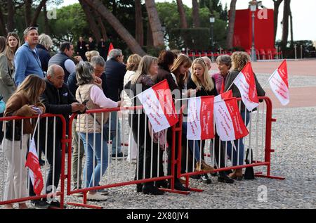 Monaco, Monaco - 11.19 2022 : habitants de Monaco à la Fête nationale avec les drapeaux de la Principauté Banque D'Images