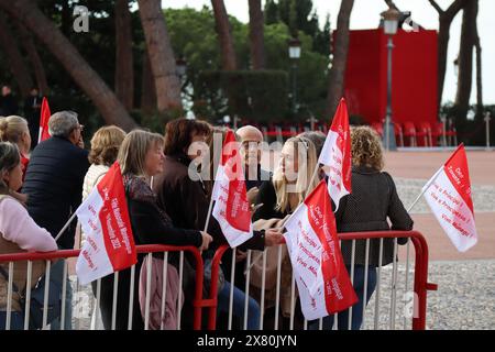 Monaco, Monaco - 11.19 2022 : habitants de Monaco à la Fête nationale avec les drapeaux de la Principauté Banque D'Images