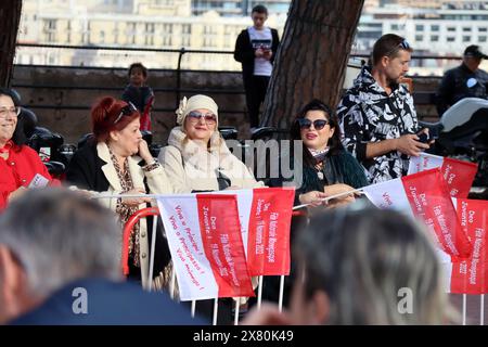 Monaco, Monaco - 11.19 2022 : habitants de Monaco à la Fête nationale avec les drapeaux de la Principauté Banque D'Images