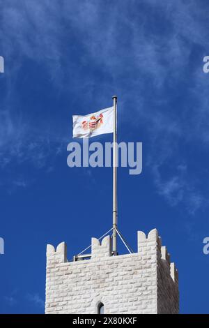 Drapeau de la Principauté de Monaco sur le château de Grimaldi Banque D'Images