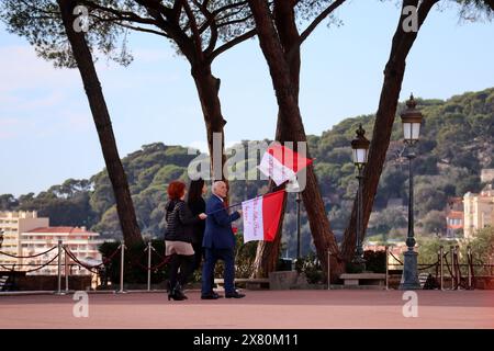 Monaco, Monaco - 11.19 2022 : habitants de Monaco à la Fête nationale avec les drapeaux de la Principauté Banque D'Images