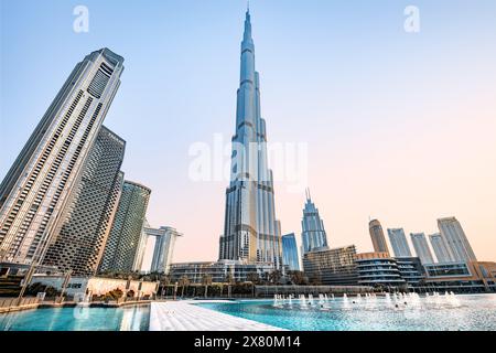 DUBAÏ, VAE - 27. Juin 2023 le célèbre Burj Khalifa dans le soleil tôt le matin Banque D'Images