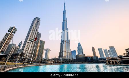 DUBAÏ, VAE - 27. Juin 2023 le célèbre Burj Khalifa dans le soleil tôt le matin Banque D'Images