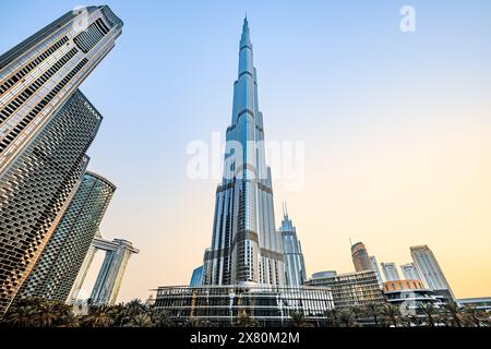 DUBAÏ, VAE - 27. Juin 2023 le célèbre Burj Khalifa dans le soleil tôt le matin Banque D'Images