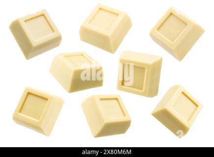 Blocs de chocolat blanc isolés sur fond blanc. Banque D'Images