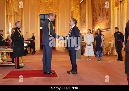 M. Ian Russell, président du conseil d'administration de la Fondation Molly Rose, est nommé membre de l'ordre de l'Empire britannique par le prince de Galles au château de Windsor. L'honneur récompense les services à la sécurité des enfants en ligne. Date de la photo : mercredi 22 mai 2024. Banque D'Images