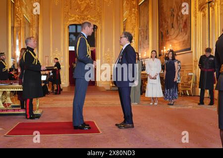 M. Ian Russell, président du conseil d'administration de la Fondation Molly Rose, est nommé membre de l'ordre de l'Empire britannique par le prince de Galles au château de Windsor. L'honneur récompense les services à la sécurité des enfants en ligne. Date de la photo : mercredi 22 mai 2024. Banque D'Images