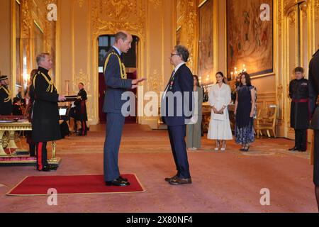 M. Ian Russell, président du conseil d'administration de la Fondation Molly Rose, est nommé membre de l'ordre de l'Empire britannique par le prince de Galles au château de Windsor. L'honneur récompense les services à la sécurité des enfants en ligne. Date de la photo : mercredi 22 mai 2024. Banque D'Images