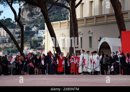 Monaco, Monaco - 11.19 2022 : habitants de Monaco à la Fête nationale avec les drapeaux de la Principauté Banque D'Images