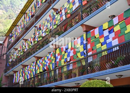 Des centaines de drapeaux colorés attachés sur les balcons d'un monastère hindou à Pharping, au Népal Banque D'Images