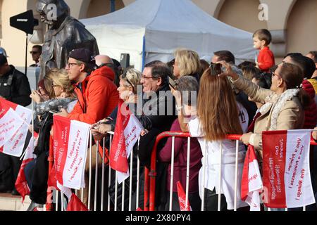 Monaco, Monaco - 11.19 2022 : habitants de Monaco à la Fête nationale avec les drapeaux de la Principauté Banque D'Images