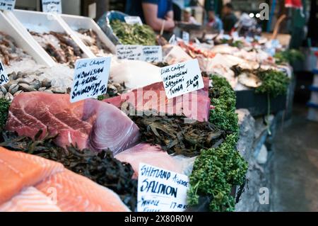 Une exposition de poisson frais au stand du marché à Borough Market London Banque D'Images