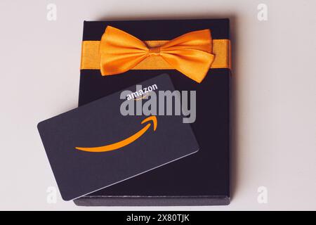17 mai 2024, Florence, Italie , plan de boîte et carte cadeau Amazon qui permet au destinataire d'acheter des articles sur le site Amazon. Banque D'Images