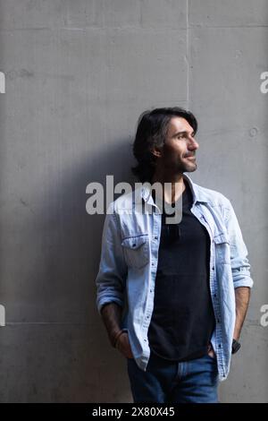 Portrait d'un jeune homme caucasien latino-américain. Banque D'Images