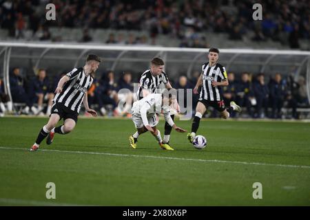 MELBOURNE, AUSTRALIE. 22 mai 2024. Sur la photo : Bryan Gil (11 ans), milieu de terrain de Tottenham Hotspur, tombe sous la pression de la défense de Newcastle lors de la Global Football week English Premiership Teams amies au MCG de Melbourne. Crédit : Karl Phillipson/Alamy Live News Banque D'Images