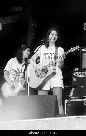 KIM DEAL, KELLEY DEAL, THE BREEDERS, PYRAMID STAGE, GLASTONBURY 92 : Kim Deal des Breeders jouant de la guitare acoustique avec sa sœur jumelle Kelley Deal (guitare électrique) sur la Pyramid Stage au Glastonbury Festival, Pilton, Angleterre, 26 juin 1992. Photographie : ROB WATKINS. INFO : The Breeders est un groupe de rock alternatif américain formé en 1989 par Kim Deal des Pixies et Tanya Donelly de Throwing Muses. Connus pour leur son brut et leur succès « Cannonball », ils sont devenus des figures influentes de la scène rock indépendant des années 1990. Banque D'Images