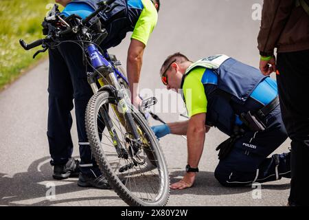 Nuremberg, Allemagne. 22 mai 2024. Des agents de la police de la circulation du groupe de vélo de moyenne Franconie vérifient un vélo lors d'un contrôle de la circulation. La police bavaroise intensifie ses contrôles sur le cyclisme dans l'État en mai. Le nombre d'accidents à vélo ayant des conséquences graves a augmenté de manière significative en Bavière ces dernières années, malgré les mesures de prévention dans les écoles, les mesures structurelles et les contrôles de police. Crédit : Daniel Karmann/dpa/Alamy Live News Banque D'Images
