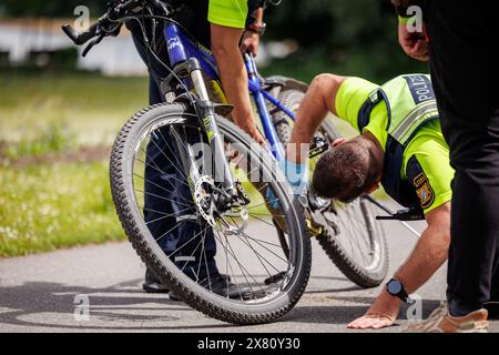 Nuremberg, Allemagne. 22 mai 2024. Des agents de la police de la circulation du groupe de vélo de moyenne Franconie vérifient un vélo lors d'un contrôle de la circulation. La police bavaroise intensifie ses contrôles sur le cyclisme dans l'État en mai. Le nombre d'accidents à vélo ayant des conséquences graves a augmenté de manière significative en Bavière ces dernières années, malgré les mesures de prévention dans les écoles, les mesures structurelles et les contrôles de police. Crédit : Daniel Karmann/dpa/Alamy Live News Banque D'Images
