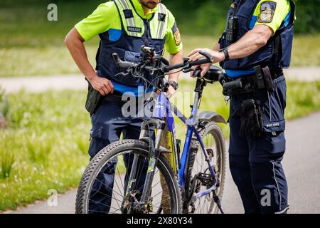 Nuremberg, Allemagne. 22 mai 2024. Des agents de la police de la circulation du groupe de vélo de moyenne Franconie vérifient un vélo lors d'un contrôle de la circulation. La police bavaroise intensifie ses contrôles sur le cyclisme dans l'État en mai. Le nombre d'accidents à vélo ayant des conséquences graves a augmenté de manière significative en Bavière ces dernières années, malgré les mesures de prévention dans les écoles, les mesures structurelles et les contrôles de police. Crédit : Daniel Karmann/dpa/Alamy Live News Banque D'Images