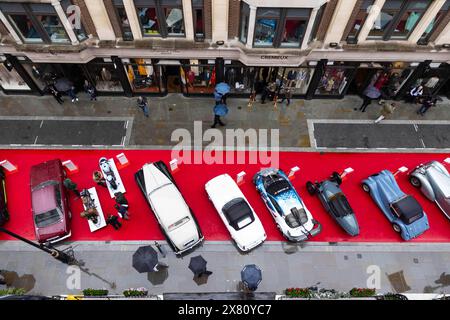 USAGE ÉDITORIAL SEUL le troisième concours annuel sur Savile Row a lieu à Londres. Date de la photo : mercredi 22 mai 2024. Comme la rue est couverte de tapis rouge et fermée à la circulation, l'événement de deux jours met en valeur le style britannique et le savoir-faire des maisons de couture de Savile Row, ainsi que des voitures rares et des conférences en direct. Le crédit photo devrait se lire comme suit : David Parry/PA Media Assignments Banque D'Images